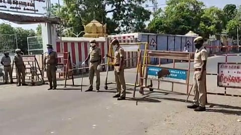 திண்டுக்கல் பேகம்பூர் பகுதிக்குச் செல்லும் பகுதிகளில் தடுப்புக்கள் வைத்து மறித்து பாதுகாப்பு பணியில் ஈடுபட்டுள்ள போலீஸார்.