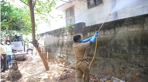 குமரியில் கரோனா பாதித்தோர் உறவினர்களின் வீடுகளில் நோய்த்தடுப்புப் பணி மும்முரம்: வீடுகளில் கிருமி நாசினி தெளிப்பு