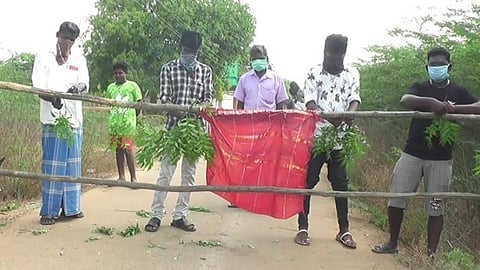 தேவகோட்டையில் ஒருவருக்கு கரோனா தொற்று: பரவலைத் தடுக்க சாலையை மறித்து கிராமத்தை மூடிய இளைஞர்கள்