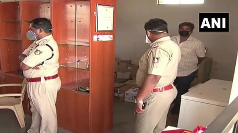 கரோனா ஊரடங்கு; கர்நாடகாவில் மதுபானக் கடை உடைப்பு: ரூ. 1.5 லட்சம் மதிப்புள்ள மதுபானம் கொள்ளை