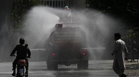 பெஷாவரில் கிருமி நாசினி தெளிக்கப்படுகிறது | கோப்புப் படம்: ஏபி