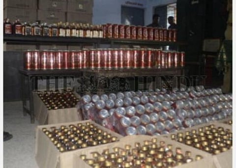 மதுபாட்டில்கள் திருட்டைத் தடுக்க சரக்குகளை பெரிய ஹாலுக்கு மாற்றிய திருச்சி மாநகராட்சி