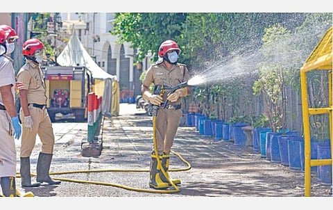 டெல்லியில் தப்லீக் ஜமாத் மாநாடு நடந்த நிஜாமுதீன் மசூதி பகுதியில் தீயணைப்புப் படையினர் கிருமி நாசினி தெளிக்கின்றனர். படம்: பிடிஐ