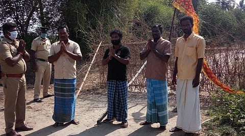 மூங்கில்பட்டு கிராமத்தில் ரோந்து சென்ற போலீஸாரை ஊருக்குள் நுழைய அனுமதிக்காமல் கைகூப்பி வணங்கி அனுப்பி வைக்கும் கிராம மக்கள்.