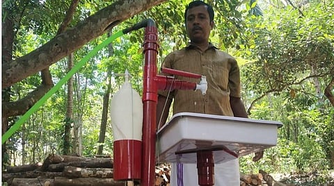 கரோனா தொற்று பரவாமல் தடுக்க குறைந்த செலவில் கை கழுவும் உபகரணம்: கிராம மக்களிடம் விழிப்புணர்வு ஏற்படுத்தும் குமரி தொழிலாளி- பொது இடங்களில் பயன்படுத்த ஏற்றது