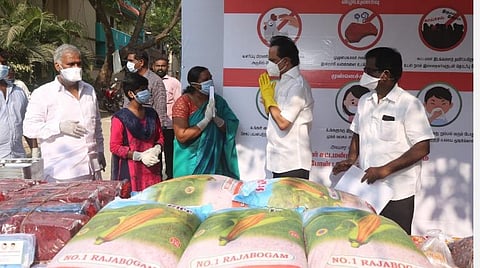 கொளத்தூர் தொகுதியில் ஸ்டாலின் ஆய்வு: பொதுமக்களுக்கு நிவாரணம், ரேஷன் பொருட்கள் வழங்கினார்: போலீஸாரைப் பாராட்டி முகக் கவசம் அளிப்பு