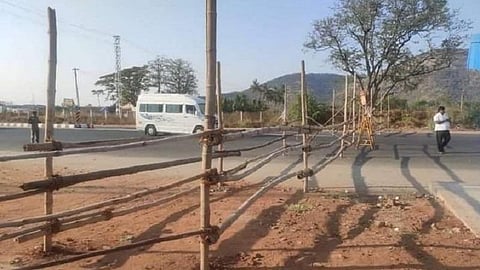 திண்டுக்கல் நகருக்குள் நுழைய தடைவிதித்து பழநி சாலையை மறித்து அமைக்கப்பட்டுள்ள தடுப்புகள்.