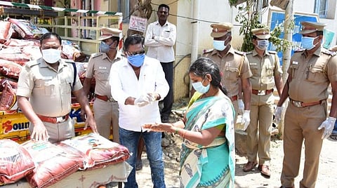 கரோனா களத்தில் கருணை முகங்கள்: 1- காவல்துறையின் அன்புக் கரங்கள்!