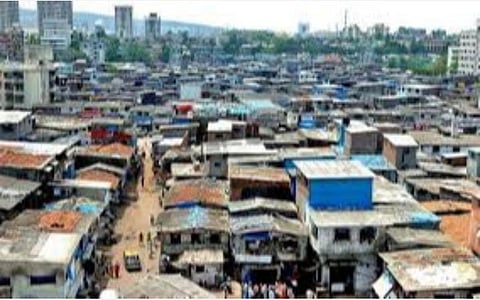 ஆசியாவின் மிகப்பெரிய குடிசைப்பகுதியான மும்பை தாராவி.