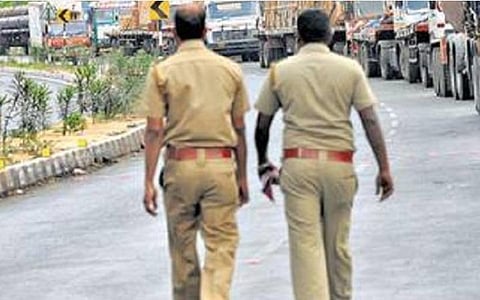 தென்காசியில் ஊரடங்கு உத்தரவை மீறி மசூதியில் தொழுகை: போலீஸார் விரட்டியடிப்பு