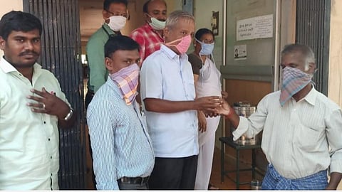 சிவகங்கை அரசு சித்தா மருத்துவமனையில் மக்களுக்கு கபசுரக் குடிநீர் வழங்கப்பட்டது.