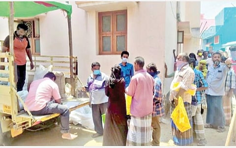 ஈரோட்டில் தனிமைப்படுத்தப்பட்டுள்ள பிராமண பெரிய அக்ரஹாரம் பகுதியில், சுகாதாரத்துறை அறிவுறுத்திய சமூக இடைவெளியை பின்பற்றாமலேயே, அரசின் நிவாரணத் தொகை மற்றும் ரேஷன் பொருட்கள் வழங்கப்பட்டன.