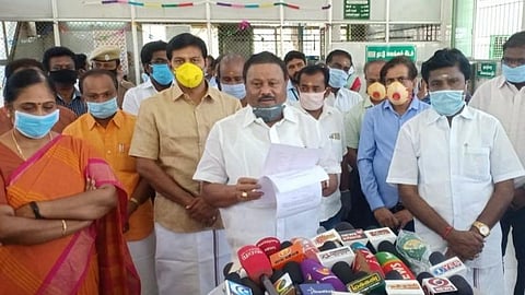 திண்டுக்கல்லில் உள்ள அம்மா உணவகத்தை ஆய்வு செய்தபின் செய்தியாளர்களுக்கு பேட்டியளித்த வனத்துறை அமைச்சர் திண்டுக்கல் சி.சீனிவாசன்.