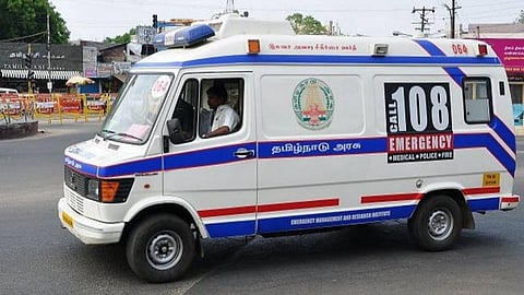 திண்டுக்கல்லில் கரோனா வைரஸ் தொற்று பாதித்தவர்கள் கரூர் மாவட்டத்திற்கு மாற்றம்: ஆம்புலன்ஸ்களுக்கு பலத்த போலீஸ் பாதுகாப்பு