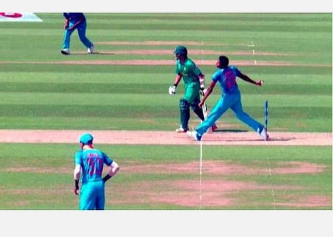 ஊரடங்கைக் கடைப்பிடிக்க ஜஸ்பிரித் பும்ராவின் நோ-பால் படத்தை உதாரணம் காட்டிய பாக். லீக் அணி: நெட்டிசன்கள் பாய்ச்சல்