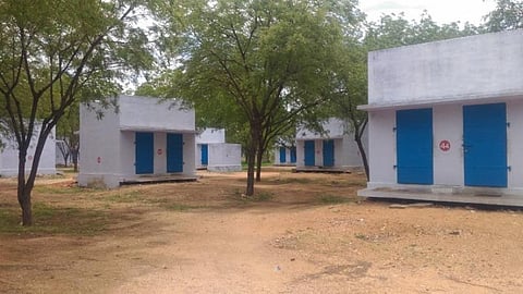 பட்டாசு ஆலையில் உள்ள பட்டாசு தயாரிக்கும் அறைகள்