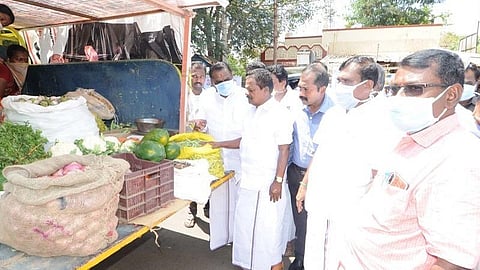 ரூ.100-க்கு 11 வகை காய்கறிகள்: சிவகங்கை கிராமங்களில் கூட்டுறவுத்துறை மூலம் 10 வாகனங்களில் விநியோகம்: அமைச்சர் பாஸ்கரன் தொடங்கிவைத்தார்