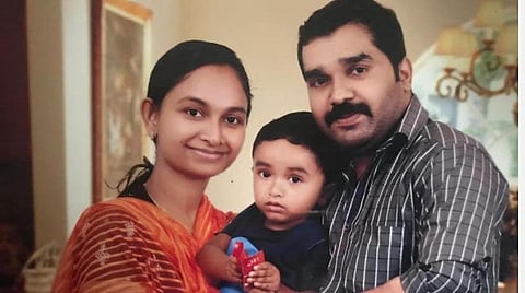 மகனைப் பார்த்தே இருபது நாளாச்சு!- உருகும் கேரளத்தின் ஆண் செவிலியர்