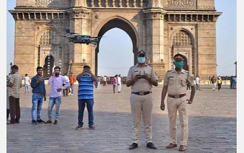 கரோனா எதிர்ப்பு பணியில் போலீஸார் இறந்தால் ரூ.50 லட்சம் இழப்பீடு- மகாராஷ்டிர அரசு அறிவிப்பு