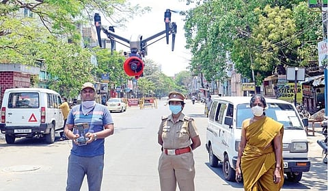 சென்னை புதுப்பேட்டையில் மக்கள் வீட்டைவிட்டு வெளியே வரவேண்டாம் என்று ட்ரோனில் பொருத்தப்பட்ட ஒலிபெருக்கி மூலம் அறிவுறுத்திய போலீஸார்