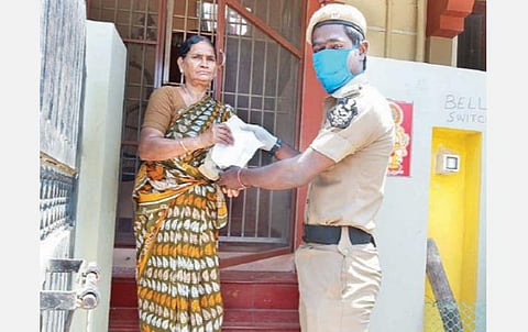 தஞ்சாவூர் மாவட்டம் கும்பகோணத்தில் ஒரு வீட்டுக்குச் சென்று நேற்று மருந்து, மாத்திரைகளை வழங்கும் ஊர்க்காவல் படைவீரர்.