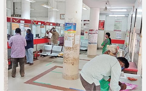 கடிதங்களை அனுப்பவும், பணம் எடுக்கவும் அஞ்சல் அலுவலகத்துக்கு வந்திருந்த பொதுமக்கள்.