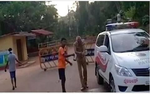 தொழுகையை நிறுத்திய காவலர்கள் மீது கல்வீச்சு