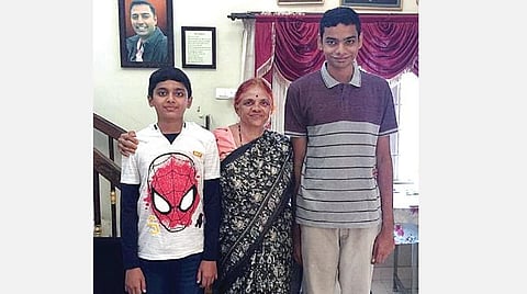 இப்படித்தான் சமாளிக்கிறோம்: குழந்தைகளோடு குழந்தையாக