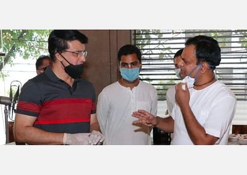 இஸ்கான் ஊழியர்களுடன் சவுரவ் கங்குலி.