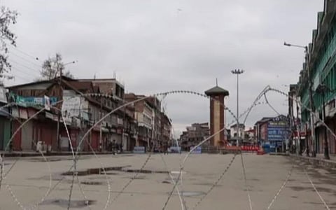 ஸ்ரீநகர் பிரதான சாலைகளில் மக்கள் நடமாட்டத்தைக் குறைக்க தடுப்பு வேலிகள் அமைக்கப்பட்டுள்ளன.