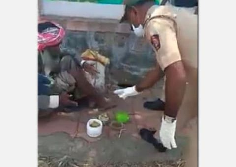 கதியற்றவருக்கு தன் உணவை பகிர்ந்த போலீஸ் : வைரல் வீடியோவில் யுவராஜ் சிங் மனம் நெகிழ்ந்து பாராட்டு