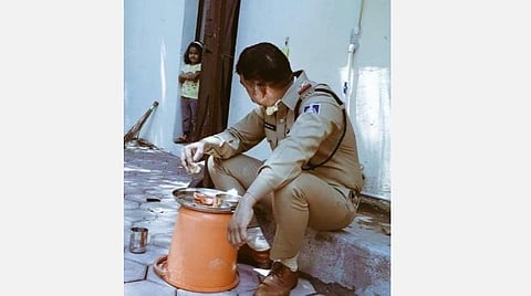 மக்களை கரோனாவிடமிருந்து காக்க குடும்பத்தினரிடம் இருந்தும் விலகி பணி செய்யும் காவலர்கள்: வைரலான புகைப்படம்