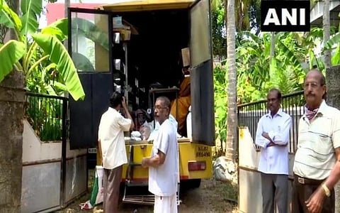 குடியிருப்புப் பகுதிகளுக்கே வரும் கேரள மாநில கூட்டுறவு நுகவோர் லிமிடெட்டின் திரிவேணி சூப்பர் மார்க்கெட் வாகனம் | படம்: ஏஎன்ஐ