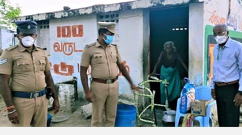 கோவில்பட்டி அருகே வறுமையில் வாடிய குடும்பங்களுக்கு காவல்துறை உதவி