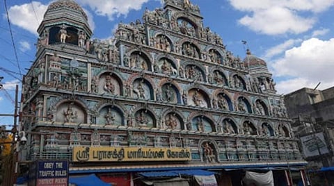 10,000 பேர் கூடும் திருவிழா ஊரடங்கால் முடங்கியது: தனி ஆளாக அக்னிச்சட்டி ஏந்தி நேர்த்திக்கடன் செலுத்திய பெண்