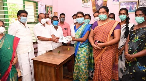 கோவில்பட்டியில் திருநங்கைகளுக்கு ரூ.1000 நிவாரண உதவி: சொந்த நிதியிலிருந்து வழங்கினார் அமைச்சர் கடம்பூர் ராஜூ