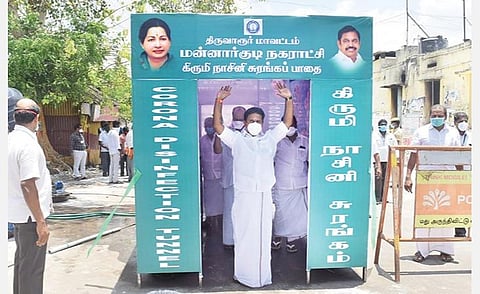 மன்னார்குடி பேருந்து நிலையத்தில் புதிதாக அமைக்கப்பட்டுள்ள கிருமிநாசினி தெளிப்பு சுரங்கப் பாதையை நேற்று திறந்து வைத்து அதன்வழியே வெளியே வந்த அமைச்சர் ஆர்.காமராஜ்.