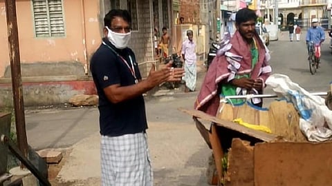 தூய்மைப் பணியாளருக்கு சால்வை, ரூபாய் நோட்டு மாலை அணிவித்து கவுரவிப்பு: கடையநல்லூரில் நெகிழ்ச்சி சம்பவம்