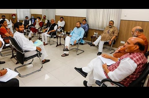 பாதுகாப்புத்துறை அமைச்சர் ராஜ்நாத் சிங் தலைமையில் நடந்த ஆலோசனைக் கூட்டம் : படம் |ஏஎன்ஐ.