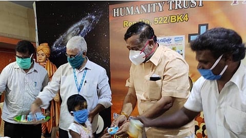 தேனியில் முதியோர், ஆதரவற்றோருக்கு ஆவின் பால் இலவசம்: ஆவின் தலைவர் ஓ.ராஜா தொடங்கிவைத்தார்