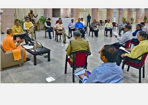 தீயணைப்பு வண்டிகளை தூய்மையாக்கப் பணிகளுக்காக பயன்படுத்தும் உ.பி. : யோகி ஆதித்யநாத் தொடங்கி வைத்தார்