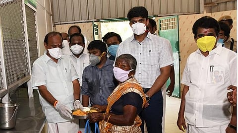 அம்மா உணவகத்தில் இலவச முட்டையுடன் உணவு வழங்கும் அமைச்சர் கடம்பூர் ராஜூ