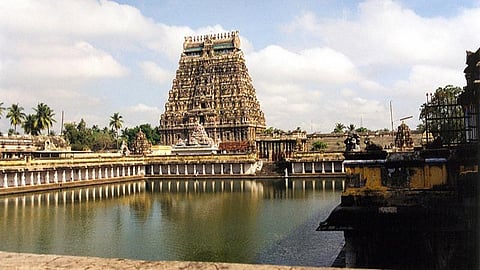 தில்லை தீட்சிதர்கள் ஏழைகளுக்கு அன்னதானம்: வீடு வீடாகச் சென்று வழங்கினர்