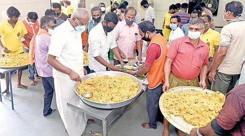 கோவையில் சேவா பாரதி அமைப்பு சார்பில் உணவு தயாரிக்கும் பணியில் ஈடுபட்டுள்ள தன்னார்வலர்கள். படம்: ஜெ.மனோகரன்