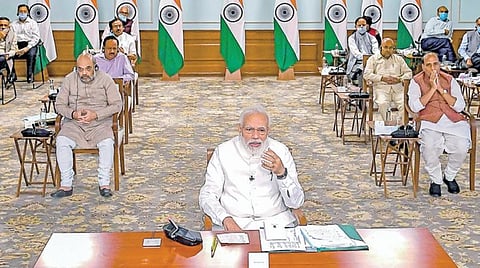 கரோனா வைரஸ் பரவலை தடுப்பது பற்றி நாடாளுமன்ற கட்சித் தலைவர்களுடன் பிரதமர் மோடி நேற்று காணொலிக் காட்சி மூலம் ஆலோசனை நடத்தினார். உடன் அமித் ஷா, ராஜ்நாத் சிங் உள்ளிட்ட மத்திய அமைச்சர்கள் அமர்ந்துள்ளனர். படம்: பிடிஐ