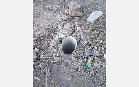 மூடப்படாத ஆழ்துளைக் கிணறு.