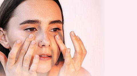 நாம் ஏன் முகத்தை அடிக்கடி தொடுகிறோம்?