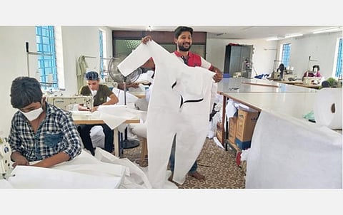 கோவில்பட்டி அருகே மருத்துவர், செவிலியர்களுக்கு முழுக் கவச உடை தயாரிப்பு பணி தீவிரம்