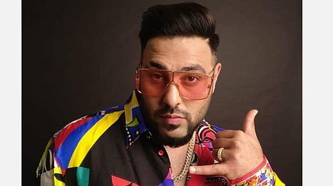 சமூக வலைதளங்களில் கடும் விமர்சனம்: நாட்டுப்புறப் பாடலாசிரியருக்கு ரூ.5 லட்சம் வழங்கிய ராப் பாடகர்