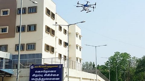 கரோனா நோயாளிகள் சிகிச்சை பெறும் வார்டு, வசித்த பகுதிகளில் ‘ட்ரோன்’ மூலம் கிருமி நாசினி தெளிப்பு: மதுரை மாநகராட்சி புது முயற்சி
